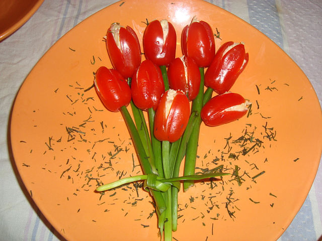 Тюльпаны из помидоров с начинкой