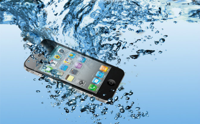 Что делать, если вы уронили смартфон в воду