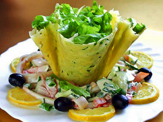 Сырные корзиночки с салатом из морепродуктов